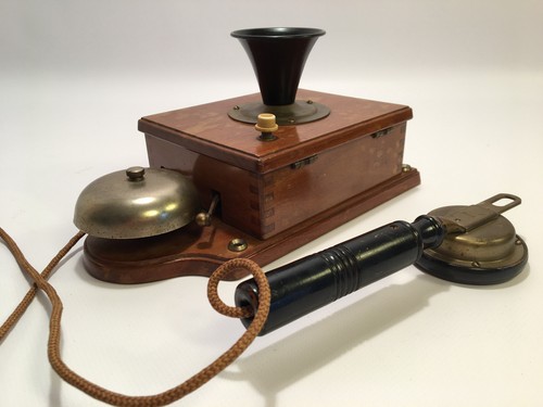 Kleines antikes holztelefon - antikes, /