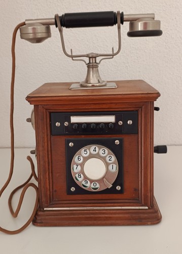 Antikes telefon aus holz - antikes,